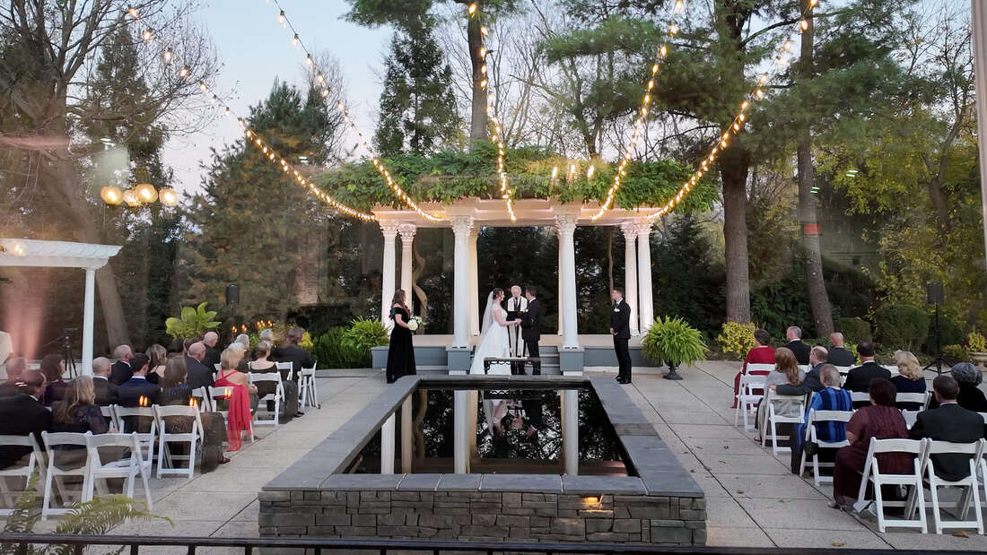 Outdoor ceremony at Ceresville Mansion